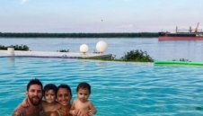 Меси в басейна, а Роналдо с мама за ЧНГ + СНИМКИ