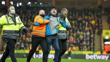 Бенитес е пред уволнение, фен опита да го докопа