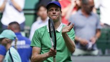 Синер стартира успешно сезона на трева