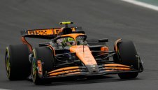 Дадоха на Ландо победата в спринта, Макс трети