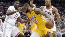 ЛеБрон и Езерняците лесно приземиха Ракетите