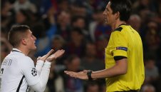 Скандалният съдия от "Камп Ноу" псувал играчите на ПСЖ