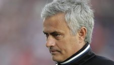 Моуриньо тропна по масата, няма да прави чистка