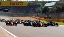 Макс удари Люис на старта и спечели спринта на "Силвърстоун"