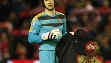 Пратиха новите ръкавици на Чех в... Челси