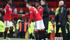 Барса души около защитник на Ман Юнайтед