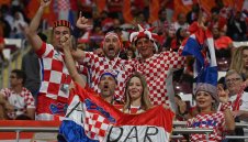 Сексбомба го закъса, след като показа гърдите си на стадиона + СНИМКИ  