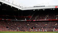 Смях: Юнайтед бори тишината на "Олд Трафорд" с брошури
