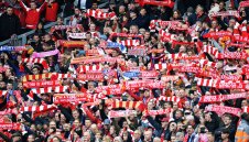 Коронавирус: Ливърпул връща пари на феновете си