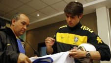 Кака и Луиш Фабиано целунаха &quot;Джабулани&quot;