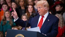 Тръмп забрани участието на биологични мъже в женски спортове