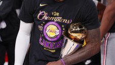 ЛеБрон върна Лейкърс на върха