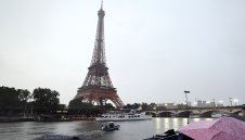 Огромен гаф в Париж! Представиха Южна Корея за Северна Корея