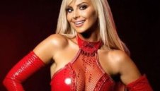 Секси секретарката Харли проби в боевете + СНИМКИ