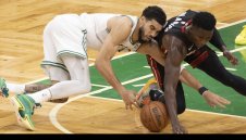 Маями измъкна победа в Бостън след здрава битка