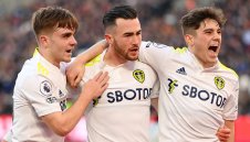 Халф на Лийдс закопа Чуковете с хеттрик