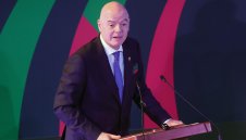 КОНМЕБОЛ удря рамо на Джани Инфантино