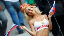 Красивата фенка на Русия не била порноактриса + ГАЛЕРИЯ