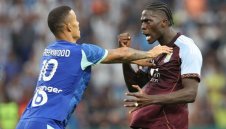 Бивш играч на Ман Юнайтед плюе по халф на Вила