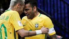 Удар по ПСЖ: Дани Алвеш обяви, че напуска клуба