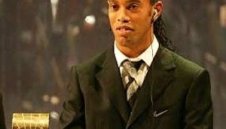 Роналдиньо помоли феновете за прошка