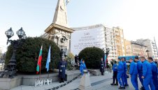 Представители на Левски поднесоха венци пред паметника на Апостола