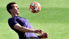 Манджукич и Юнайтед си стиснаха ръцете