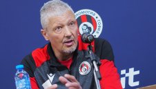 Аларма: Любо Пенев "кърпи" защитата на Локо за Левски