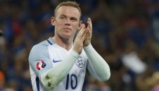 Руни няма да играе като халф за Юнайтед