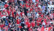 Без маски и дистанция на мача ЦСКА - Локомотив, публиката бе над 12 000 