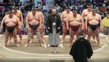 Пак тръшнаха наш Аоияма в Япония