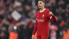 Радост на "Анфийлд". Три звезди тренират отново