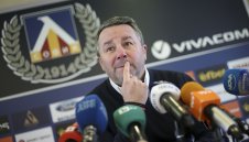 Славиша Стоянович е в София, но Живко Миланов ще води Левски + СНИМКА