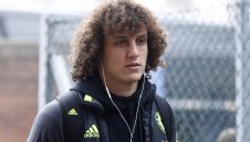 Давид Луис го играе Дейвид Копърфийлд в съблекалнята + ВИДЕО