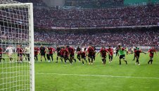 "Червено-черен" вал бута Милан към титлата