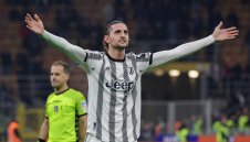 Нюкасъл лапва капитана на Юве