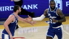 ЛеБрон изпревари Уилт Чембърлейн при нова победа на Лейкърс