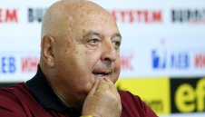 Венци Стефанов атакува агентите на Стергиакис.