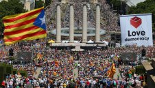 Гуардиола зове за независима Каталуния пред 40 000 + СНИМКИ