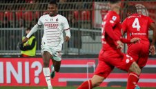 Реал опипва почвата около Рафаел Леао