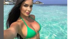 Футболист награби сексбомба в пустинята + СНИМКИ