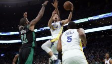 Голдън Стейт взе здравата битка с Бостън