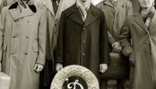 Облякоха Цецо Генков в стил "1923 година"