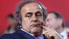 Платини пак се сети за белия картон