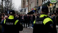 Пияни англичани окупираха червените фенери в Амстердам и се биха с полицията + СНИМКИ