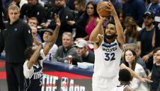 Вълците оцеляха срещу Далас и стигнаха до 5-и мач у дома