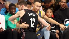 Бяло момче победи Стеф Къри по стрелба отдалеч