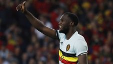 Венгер опитва да уреди Лукаку или Лаказет