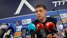 Хубчев предупреди Левски: 1% подценяване в Европа е фатален + ВИДЕО