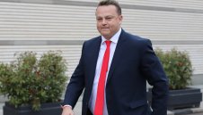 Градев със зверска атака по Бербатов